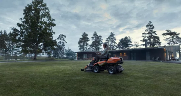 Husqvarna Profi-Frontmäher R 216T AWD - Grundgerät ohne Mähwerk - Modell 2025 – Bild 4